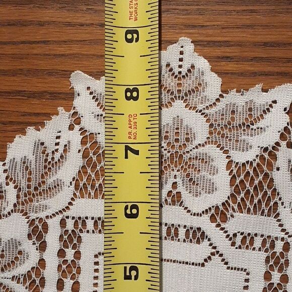 -3 pc bundle of vtg.white Heirloom Lace doilies, runner, placemat, & doily - Picture 8 of 10